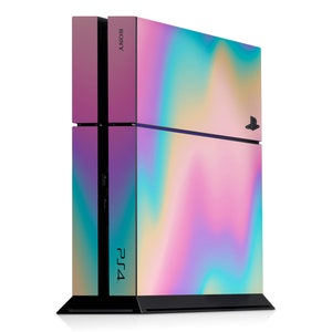 Op de afbeelding: Een zwarte Sony PlayStation 4 console met een holografisch, iriserend ontwerp. De console heeft een zwart voorpaneel met het PlayStation-logo en de tekst "PS4" erop gedrukt.