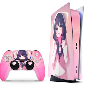 Può includere: Console e controller PlayStation 5 rosa e bianco con un design di ragazza anime. La console presenta un gradiente rosa e bianco con una ragazza anime con cappuccio bianco sul davanti. Il controller ha un design simile con un'immagine più piccola della ragazza anime sul davanti.