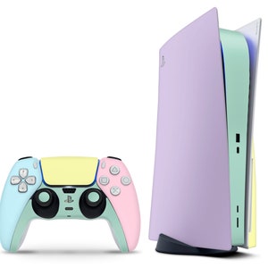 Può includere: Una console PlayStation 5 color pastello con un controller abbinato. La console è di colore lilla chiaro con un accento verde menta e giallo. Il controller è azzurro, verde menta e rosa.