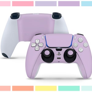 Może przedstawiać: Bezprzewodowy kontroler PlayStation 5 DualSense w kolorze lawendowym z czarnymi przyciskami i białym logo PlayStation. Kontroler jest pokazany z przodu i z boku.