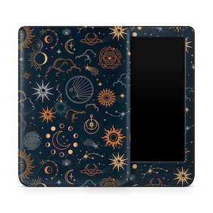 Pode incluir: Uma capa para tablet azul escuro com um padrão celestial dourado. O padrão inclui luas, estrelas, sóis e outros símbolos celestiais.