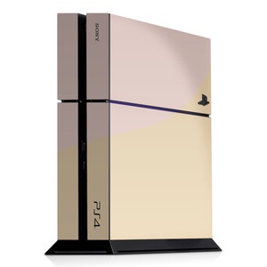 Op de afbeelding: Een gouden en witte PlayStation 4 console met het PlayStation logo aan de voorkant. De console heeft een zwarte rand en de tekst "PS4" aan de zijkant.