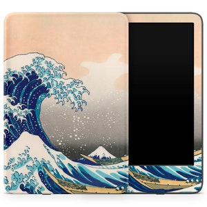 Könnte beinhalten: Eine Kindle Paperwhite E-Reader-Hülle mit einem farbenfrohen japanischen Wellendesign. Die Hülle ist aus strapazierfähigem Material gefertigt und hat ein elegantes, modernes Design.