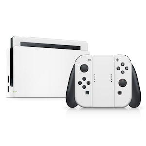 Pode incluir: Um console Nintendo Switch branco com um controlador Joy-Con branco conectado. O console está fechado e o controlador Joy-Con está na posição de mão.