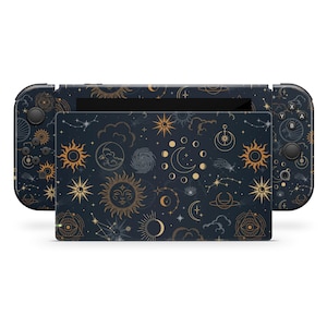 Könnte beinhalten: Eine dunkelblaue Nintendo Switch Konsolenhaut mit einem himmlischen Muster mit goldenen Sonnen, Monden und Sternen. Die Haut ist so konzipiert, dass sie auf die Nintendo Switch Konsole und die Joy-Cons passt.