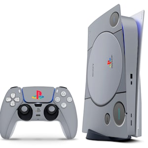 Peut inclure: Une console PlayStation 5 grise et blanche avec une manette PlayStation 5 grise et blanche. La console a un design rétro inspiré de la console PlayStation originale. La console porte le logo PlayStation et le texte "PlayStation" sur le devant. La manette porte le logo PlayStation sur le pavé tactile.