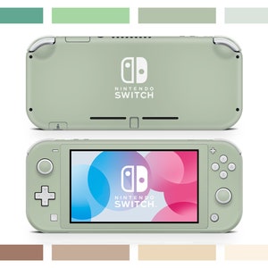 Op de afbeelding: Een lichtgroene Nintendo Switch Lite handheld-gameconsole met een wit Nintendo-logo en de tekst "NINTENDO SWITCH" op de achterkant. De console wordt zowel gesloten als open getoond, waardoor een blauw en roze scherm zichtbaar wordt.