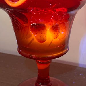 Antyczna szklana miseczka na cukierki L.G. Wright Amberina z kompotem owocowym w kolorze Ruby Ref i pomarańczowym blaskiem, 5 1/2” wysokości