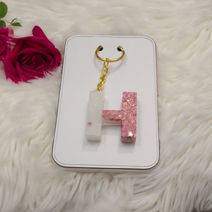 Porte-clés personnalisé lettre rose pailleté : porte-clés initiale en résine faite main