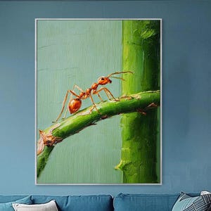 Può includere: Una stampa artistica da parete incorniciata che raffigura un dipinto dettagliato di una formica rosso-arancio che striscia lungo un gambo di pianta verde brillante su uno sfondo verde chiaro. L'opera è esposta in una cornice sottile.