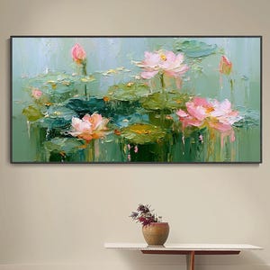 Può includere: Un dipinto a olio rettangolare raffigurante fiori di loto rosa e foglie di ninfea verdi in uno stagno, incorniciato in una sottile cornice nera. L'opera utilizza pennellate spesse e materiche per ritrarre le piante acquatiche su uno sfondo verde-azzurro.