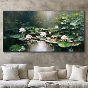 Può includere: Una stampa artistica da parete rettangolare che raffigura una scena di stagno con ninfee bianche e rosa in fiore, foglie di ninfea verde scuro e riflessi sulla superficie dell'acqua. Il dipinto presenta una tavolozza di colori scuri e soffusi.