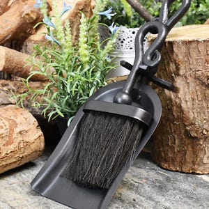 Black Iron Fireside Brush and Pan Set/ Christmas Gift, Cosy Winter, Fireside, Fireplace, Traditional Blacksmith Style/ Coconut Fibre Brush Bild 5
