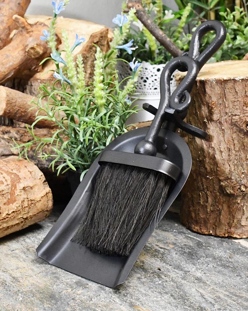 Black Iron Fireside Brush and Pan Set/ Christmas Gift, Cosy Winter, Fireside, Fireplace, Traditional Blacksmith Style/ Coconut Fibre Brush Bild 5