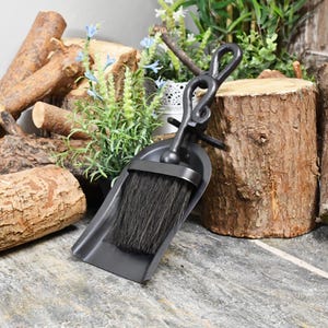 Black Iron Fireside Brush and Pan Set/ Christmas Gift, Cosy Winter, Fireside, Fireplace, Traditional Blacksmith Style/ Coconut Fibre Brush Bild 3