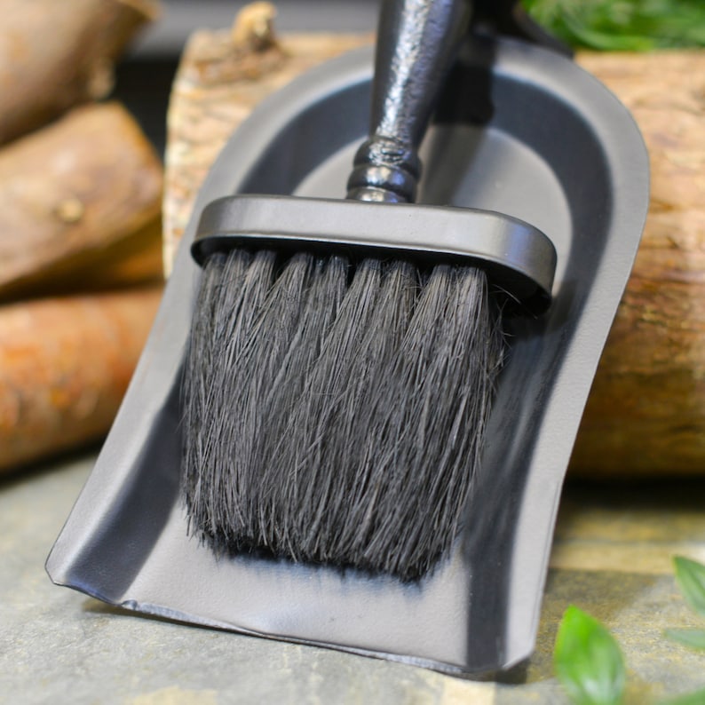 K&ouml;nnte beinhalten: Ein schwarzes Kehrschaufel- und B&uuml;rstenset. Die Kehrschaufel ist aus Metall und hat eine gebogene Form. Die B&uuml;rste hat einen schwarzen Griff und Borsten. Das Set ist f&uuml;r die Reinigung kleiner Verschmutzungen konzipiert.