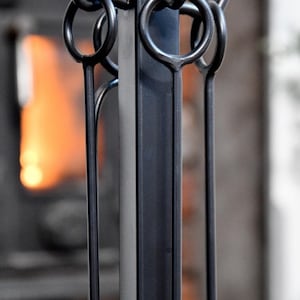 Bestselling 40.5cm Black Fireside Tools Companion Set/ Metal Fireside Tools, Ash Pan and Brush, Tongs and Fire Iron, Poker, Metalworks Bild 4
