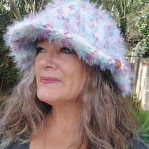 Gehäkelter Winter Chenille Samt Fluffiger Fischerhut. Festival Hut, Vintage Vibes, Bunter Hut, Warmer Hut. XXL, DREADLOCKS