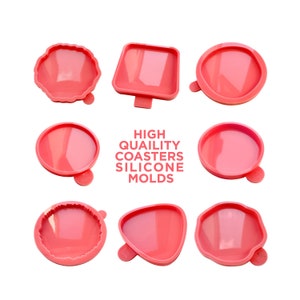 Peut inclure: Huit moules en silicone rose corail pour dessous de verre, de formes géométriques et organiques variées, chacun doté d'une petite languette. Le texte "HIGH QUAILITY COASTERS SILICONE MOLDS" est imprimé au centre en lettres capitales rose corail.