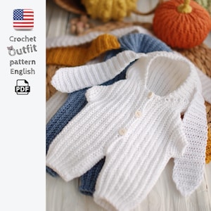 Puede incluir: Un mameluco de ganchillo blanco con capucha, orejas de conejo largas y tres botones pequeños en la parte delantera. El texto a la izquierda dice Crochet Outfit pattern English con un icono de PDF y una bandera de EE. UU. arriba.