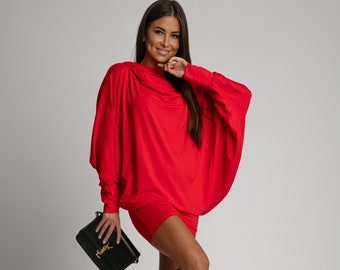 Versatile abito rosso con maniche a pipistrello: abito con cappuccio trasformabile, tunica e felpa con cappuccio per una versatilità elegante in ogni stagione