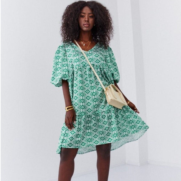 Flowy Green V-Neck Dress - Airy Summer Pleated Chic Dress with Short Puff Sleeves & Ruffled Hem, Perfect for Casual or Party Wear