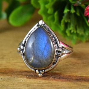 Boho Sterling Cart のブルーシャイン ラブラドライト リング ~ 女の子向けのシルバー ステートメント リング ~ 洋ナシ形のストーン リング ~ チャンキー バンド ~ ギフトに最適