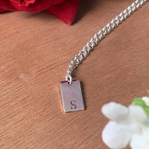 Collar con inicial de plata y oro ~ Collar con mini monograma de cadena de caja ~ Joyería personalizada grabada Regalo de San Valentín para ella ~ Regalo para mamá