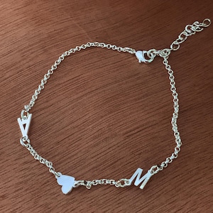 Pulsera con inicial de oro y plata ~ Pulsera personalizada ~ Regalo del Día de la Madre ~ Regalo para ella ~ Pulsera de dama de honor ~ Pulsera con letras delicadas