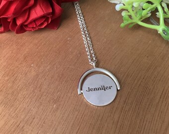Collar giratorio con inicial y nombre ~ Joyería de plata personalizada ~ Collar con tu nombre grabado en ambos lados ~ El mejor regalo para ella ~ Delicado collar de plata