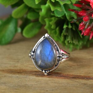 Boho Sterling Cart のブルーシャイン ラブラドライト リング ~ 女の子向けのシルバー ステートメント リング ~ 洋ナシ形のストーン リング ~ チャンキー バンド ~ ギフトに最適