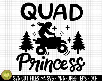 以下が含まれることがあります： 四輪バギーに乗った女の子のシルエットデザイン。上には「QUAD PRINCESS」の文字、両側には松の木が2本ある。黒と白のシルエットデザインです。