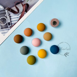 Aimant de réfrigérateur rond mat de couleur macaron, aimant de réfrigérateur géométrique en résine colorée, aimants de tableau blanc uniques, cadeau de pendaison de crémaillère parfait image 4