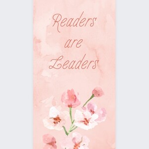 Könnte beinhalten: Ein rosa Aquarellhintergrund mit dem Text "Readers are Leaders" in einer kursivschriftlichen Schriftart. Eine Gruppe von rosa und weißen Aquarellblumen mit grünen Blättern befindet sich in der rechten unteren Ecke.