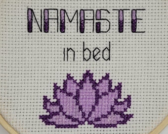 Namaste en la cama en punto de cruz: divertido juego de palabras sobre yoga, arte mural hecho a mano