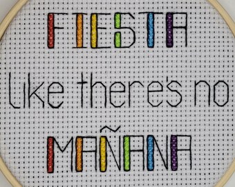 Punto de cruz Fiesta: "Como si no hubiera mañana" - Arte mural con aro de madera