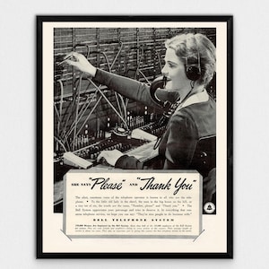 Peut inclure: Une publicité vintage en noir et blanc pour le système téléphonique Bell. Une femme portant un casque est assise à un standard téléphonique et branche un cordon. Le texte dit "Elle dit "S'il vous plaît" et "Merci"  La publicité explique que l'opératrice téléphonique est là pour servir tous ceux qui utilisent le téléphone.