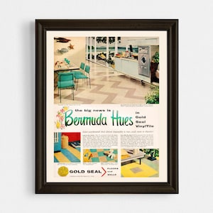 Puede incluir: Un anuncio vintage de Gold Seal Vinyl Tile que muestra una cocina con un suelo a cuadros en un esquema de colores Bermuda Hues. El texto del anuncio dice "La gran noticia es Bermuda Hues en Gold Seal Vinyl Tile".