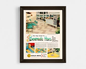 Könnte beinhalten: Eine Vintage-Werbung für Gold Seal Vinyl-Fliesen mit einer Küche mit einem Schachbrettmuster-Boden in einem Bermuda Hues Farbschema. Der Anzeigentext lautet "Die große Neuigkeit ist Bermuda Hues in Gold Seal Vinyl-Fliesen".