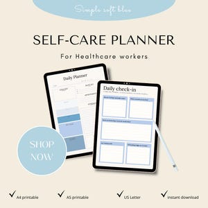 Op de afbeelding: Een digitale zelfzorgplanner voor zorgverleners. De afbeelding toont twee tablets met plannerpagina's, één met het label "Daily Planner" en de andere "Daily check-in". Het ontwerp is in zachte blauwtinten met de tekst "Shop Now".