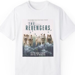 Puede incluir: Camiseta blanca con un estampado gráfico de lobos en un bosque con el texto "HOWLING MOON PRODUCTIONS PROUDLY PRESENT THE REVENGERS, FOR THE NIGHT IS DARK AND FULL OF PROWLERS"