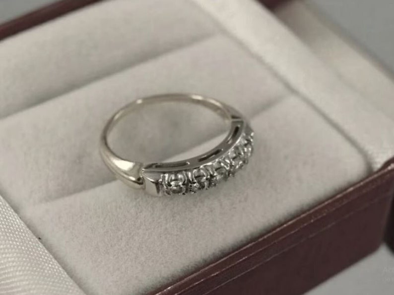 Alianza atemporal de cinco piedras, chapada en oro blanco de 14 quilates, diamante de talla redonda de 1 qt, anillo de compromiso llamativo, anillo de promesa de aniversario, regalos imagen 1