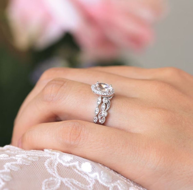 Ensemble exclusif de bagues de mariée halo, plaqué or blanc 14 carats, diamant taille ovale 2 ct, alliance avec anneau assorti pour femme, ensemble de bagues pour femme image 3