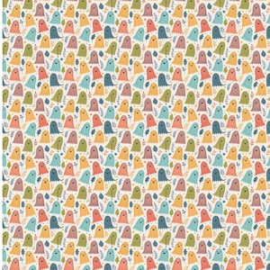 Puede incluir: Un patrón repetitivo sobre un fondo crema claro que presenta pequeñas figuras de fantasmas sonrientes en tonos naranja, azul verdoso, amarillo, rosa y verde. Los fantasmas se intercalan con pequeñas ilustraciones simples de hojas y ramas.