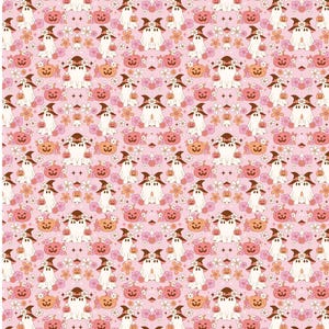 Puede incluir: Un patrón repetitivo sobre un fondo rosa claro que presenta fantasmas blancos con sombreros de bruja marrones decorados con flores, calabazas naranjas y pequeñas flores rosas y blancas. El diseño incluye pequeñas estrellas de cuatro puntas.