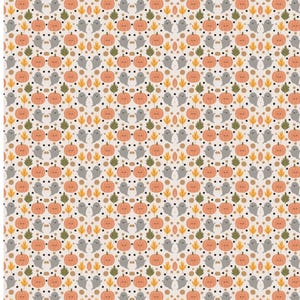 Puede incluir: Un patrón repetitivo sobre un fondo beige claro que presenta calabazas naranjas, pequeños fantasmas grises y hojas amarillas y verdes dispersas. El diseño incluye pequeños puntos marrones intercalados entre los iconos estacionales.