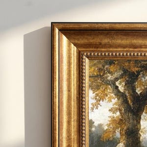 Pode incluir: Uma peça de arte de parede retangular com uma pintura de paisagem de uma árvore grande com folhagem dourada e castanha, inserida numa moldura larga e ornamentada de tom dourado com uma borda interior de contas e acabamento texturizado.