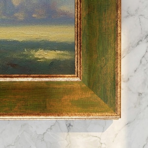 Moldura para TV com listras escuras e detalhes dourados, compatível com TVs Samsung Frame, moldura decorativa e personalizável para TVs de 32, 43, 50 e 55 polegadas.