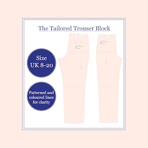 Può includere: Uno schema di un blocco di pantaloni sartoriali per le taglie UK 8-20. Il modello è stampato su uno sfondo rosa chiaro con linee blu e testo. Il testo dice "The Tailored Trouser Block" e "Patterned and coloured lines for clarity".