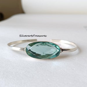 Bracciale rigido in argento sterling con acquamarina, realizzato a mano e regolabile.